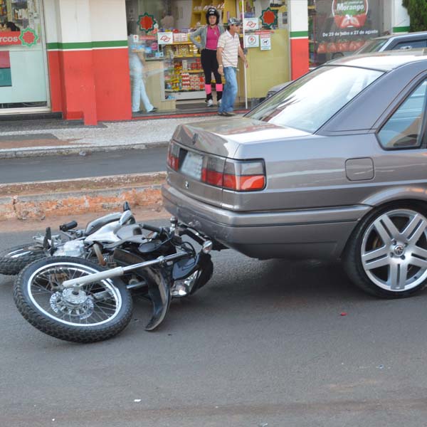Motociclista fratura maxilar ao colidir contra carro em Paraguaçu Paulista