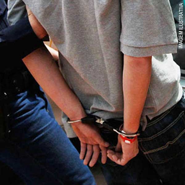PM prende jovem de 18 anos após encontrar drogas em sua casa