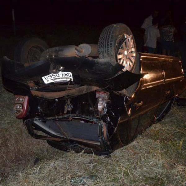 Motorista fica ferido após carro capotar ao ser atingido por carreta em Tupã