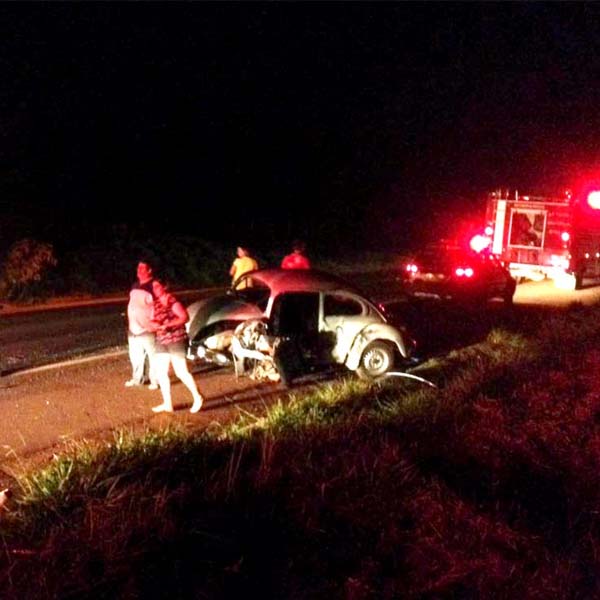 Mulher morre e três ficam feridos em acidente envolvendo dois carros e um caminhão em Palmital