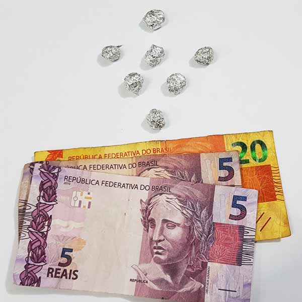Denúncia anônima faz PM apreender adolescente com porções de crack em Paraguaçu