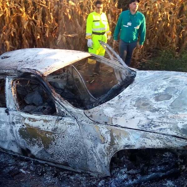 Bombeiros encontram carro de vereador capotado e queimado em Assis