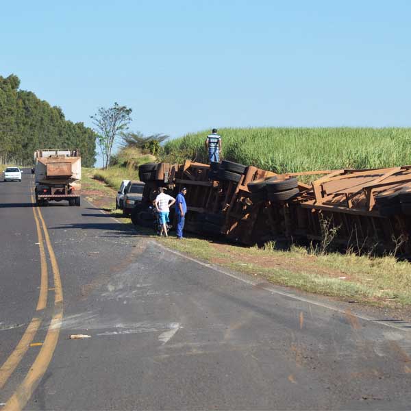 Carreta carregada de cana-de-açúcar tomba e deixa motorista com ferimentos