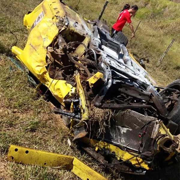 Camaro, com placas de Paraguaçu Paulista, capota e fica destruído em rodovia