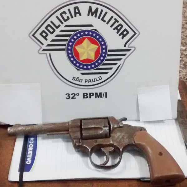 Adolescente é apreendido ao ser flagrado com revólver no centro da cidade