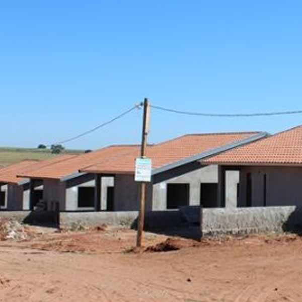 Prefeito de Quatá visita obra onde estão sendo construídas as casas da CDHU