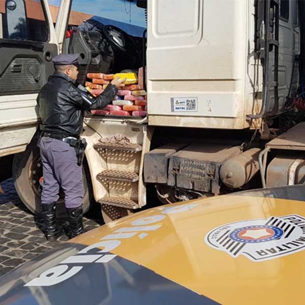 Caminhoneiro é preso em Cândido Mota com 76 kg de cocaína escondidos na cabine