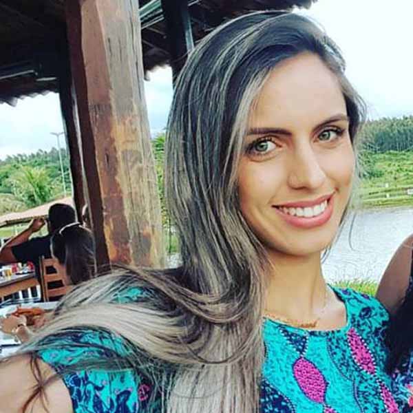 Viviane Pereira apaga velinhas neste domingo