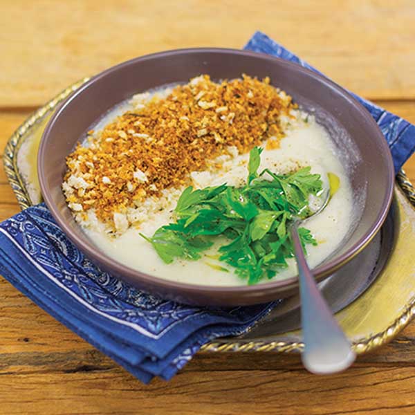Sopa de couve-flor com farofinha de pão