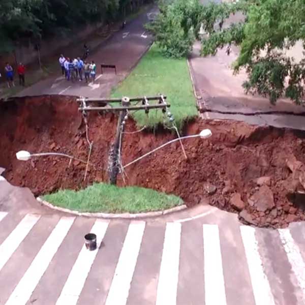 Pela terceira vez, prefeitura de Assis renova prazo para fechar cratera em avenida