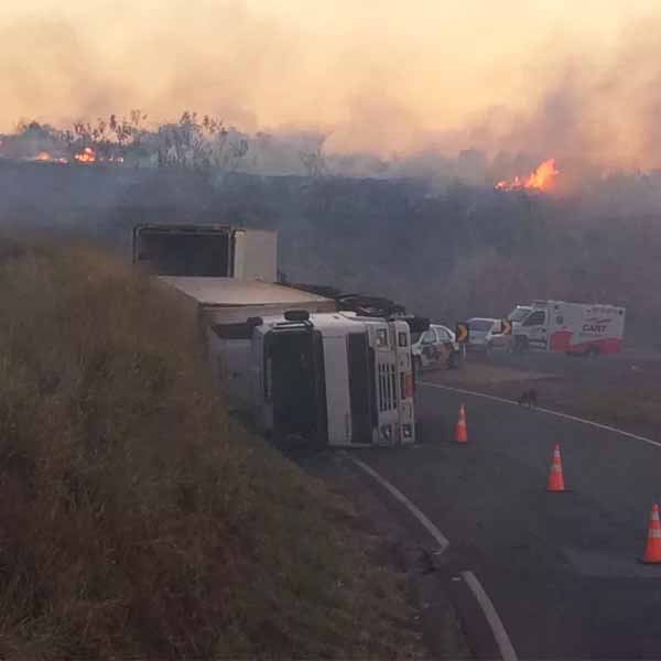 Fogo em mato mobiliza bombeiros na rodovia de Paraguaçu Paulista