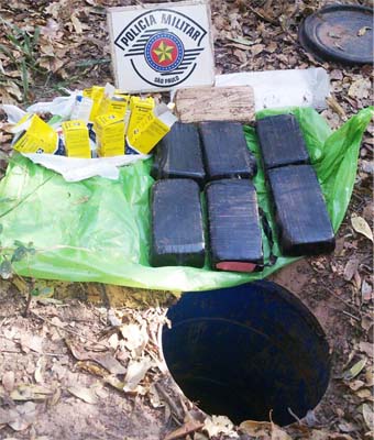 Galão com 7,5 kg de crack é localizado enterrado em mata em Martinópolis