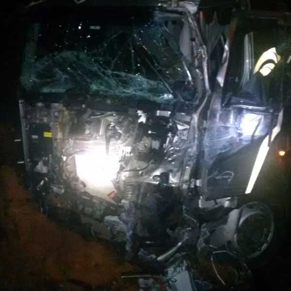 Caminhão bate em guincho e viatura da polícia em rodovia de Paraguaçu Paulista