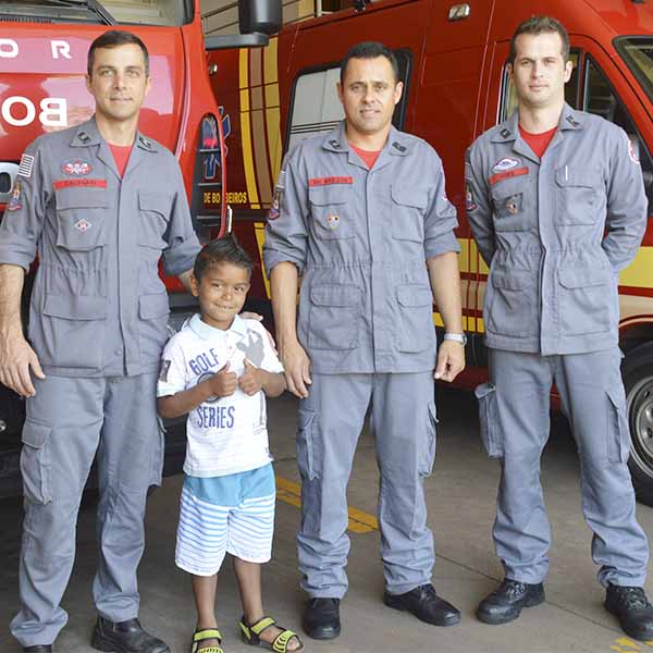 Criança realiza o sonho de conhecer o Corpo de Bombeiros de Paraguaçu Paulista