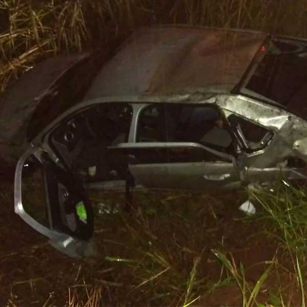 Uma pessoa morre e outras duas ficam gravemente feridas em acidente na SP-270