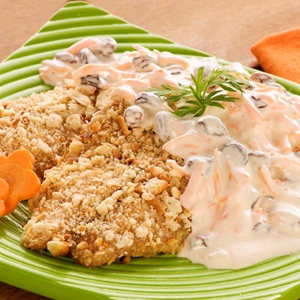 Filé de peixe assado com molho de cenoura e passas
