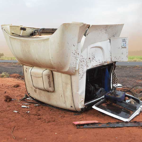 Motorista fica ferido após cabine se desprender de carreta na rodovia Assis/Paraguaçu
