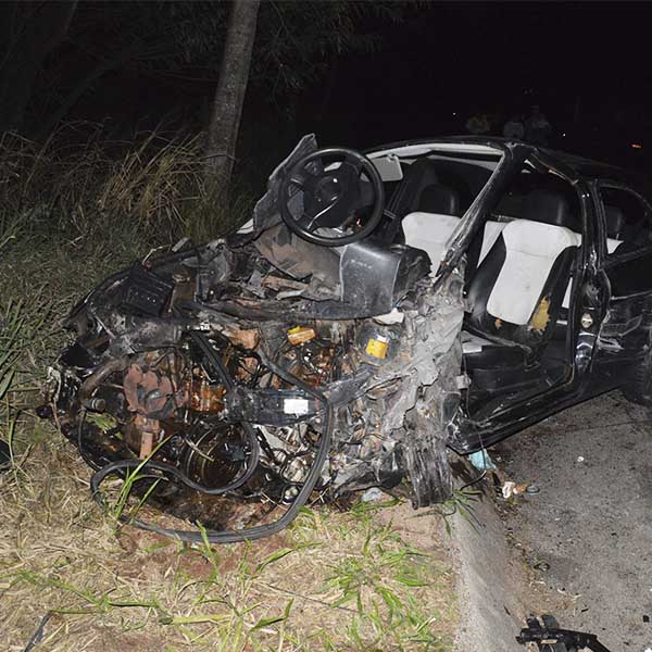 Três veículos se envolvem em grave acidente na rodovia