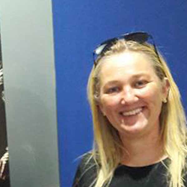 Elaine Carim completa idade nova
