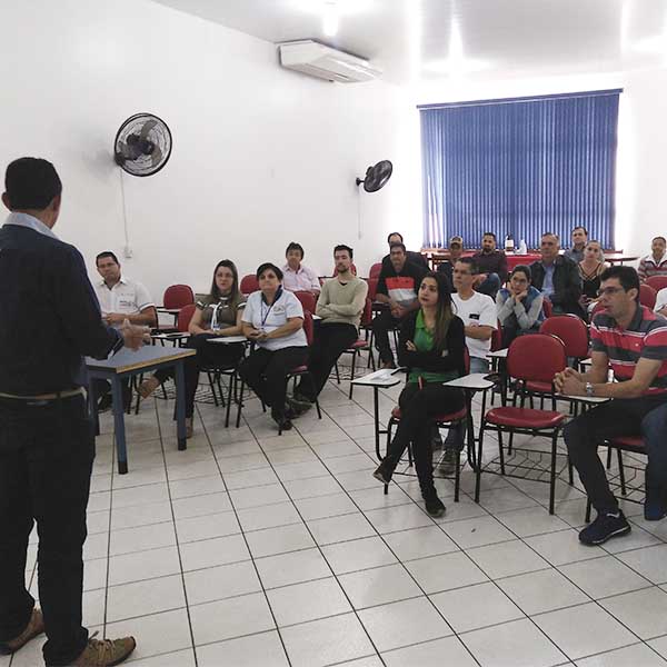 Departamento de Obras se reúne com empresários na ACE para tratar sobre coleta de lixo