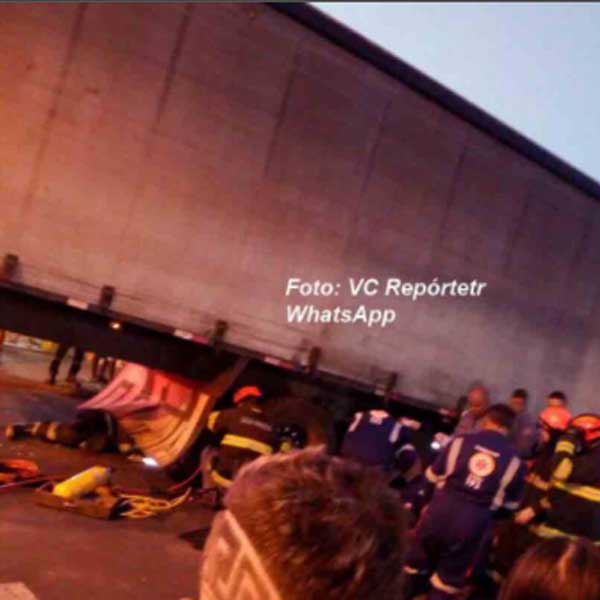 Motociclista de 19 anos morre ao ser atropelado por caminhão no centro de Marília
