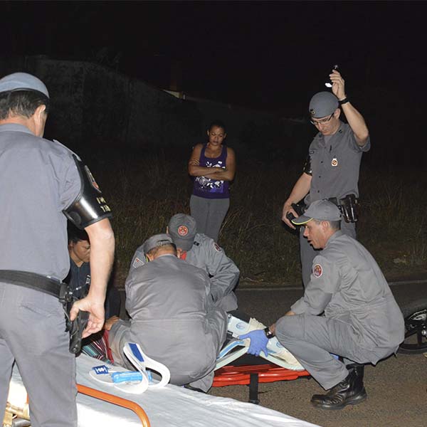 Caminhonete colide contra motocicleta e deixa ocupantes feridas