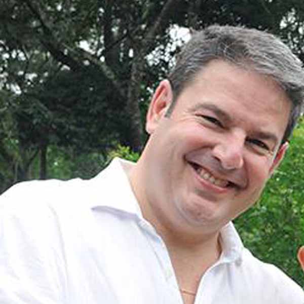 Rodrigo Furio apaga velinhas nesta terça