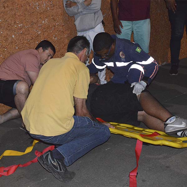Vendedor ambulante é atropelado por motocicleta ao atravessar em faixa de pedestre