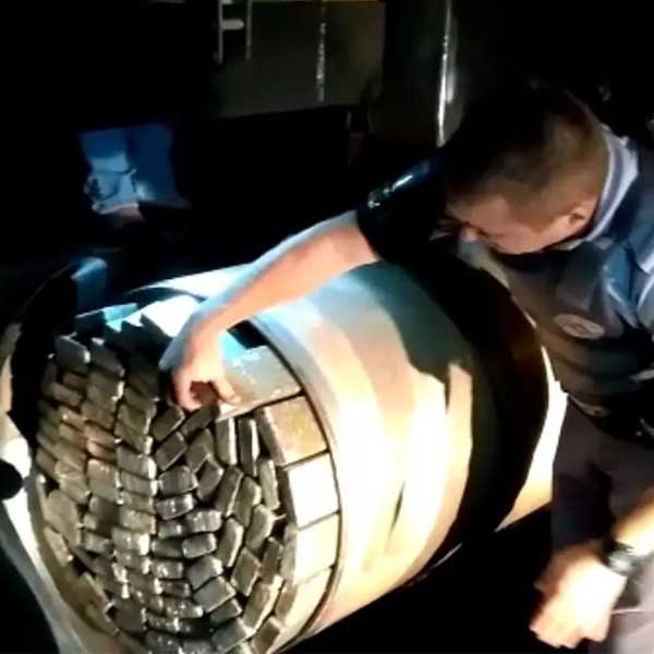 Carreta é apreendida com meia tonelada de maconha em tanque de combustível em Assis