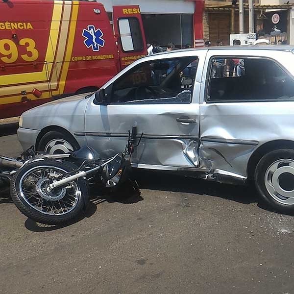 Carro é colidido por moto ao iniciar retorno na Av. Siqueira Campos