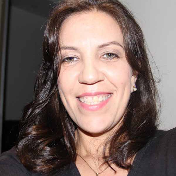 Deborah Benicio apaga velinhas nesta quarta