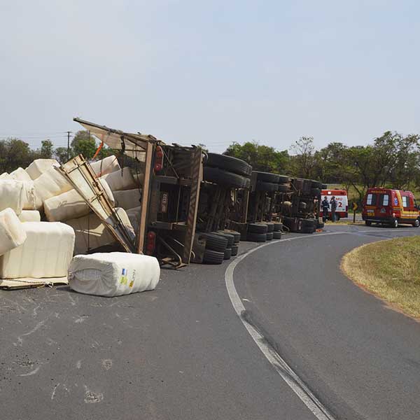 Caminhão tomba em trevo próximo a entrada de Paraguaçu Paulista