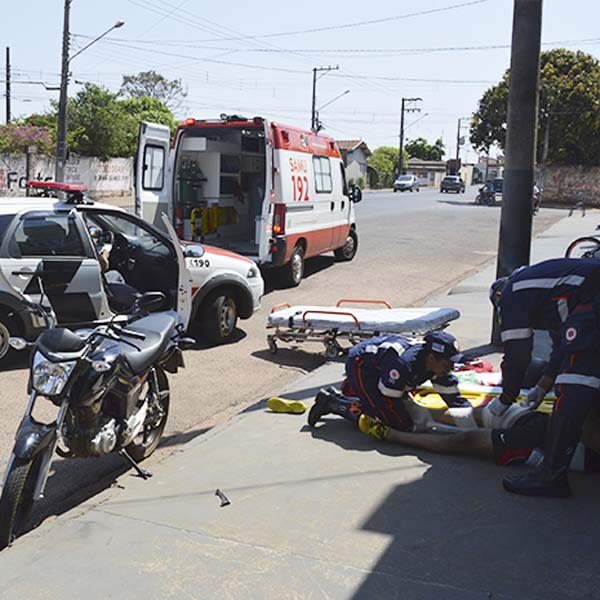 Carro 'fecha' moto e causa acidente próximo ao estádio municipal