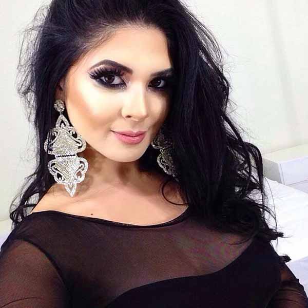 Renata Fernandes apaga velinhas nesta quarta