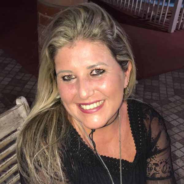 Karina Galvão apaga velinhas nesta segunda