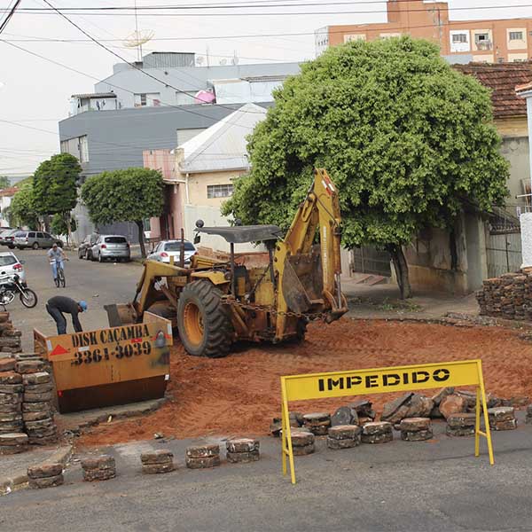 Prefeitura recupera Rua 12 de Março no centro da cidade