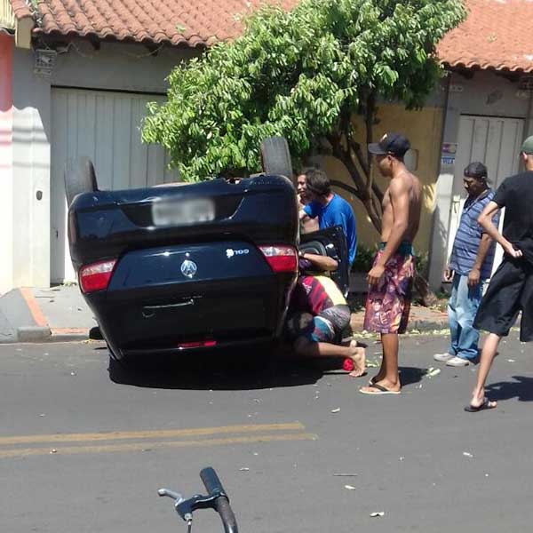 Carro capota e fica com as rodas para cima em Paraguaçu Paulista