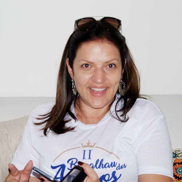 Aline Canevari apaga velinhas neste domingo