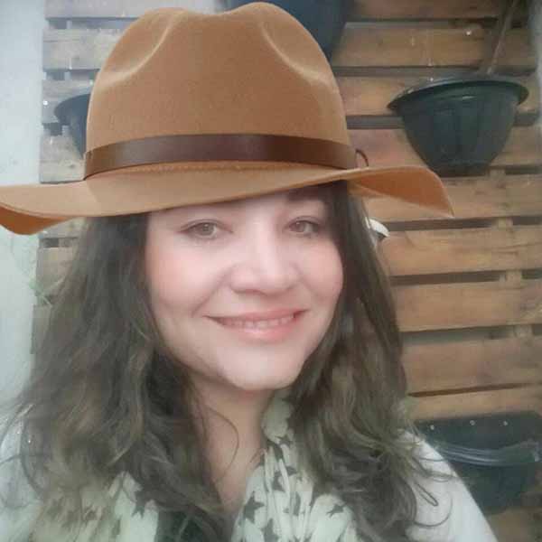 Adriana Alves completa idade nova