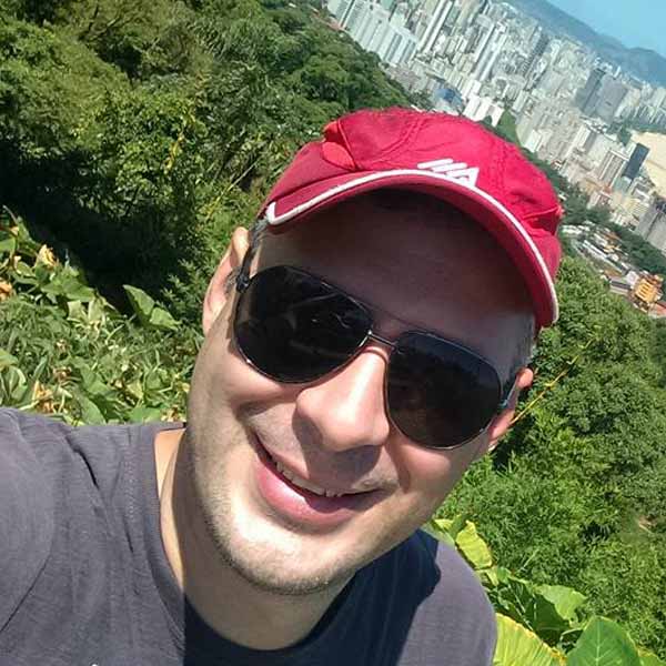 Carlos Bruschi apaga velinhas nesta segunda