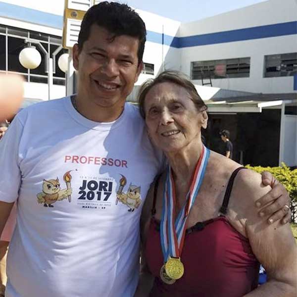 Aos 92 anos, nadadora paraguaçuense conquista medalha de ouro no JORI
