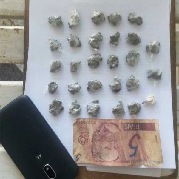 Jovem é preso após PM encontrar porções de maconha escondidas em entulhos