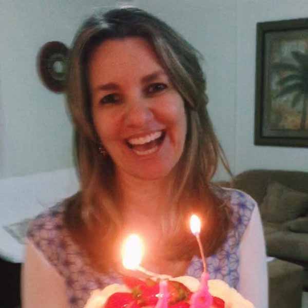 Telma Garms apaga velinhas neste domingo