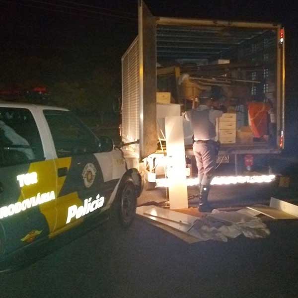 Mais de meia tonelada de droga é encontrada dentro de caminhão de mudanças em Assis