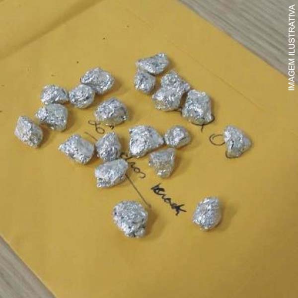 Adolescentes de 15 e 17 anos vão para a cadeia após serem flagrados com droga e dinheiro