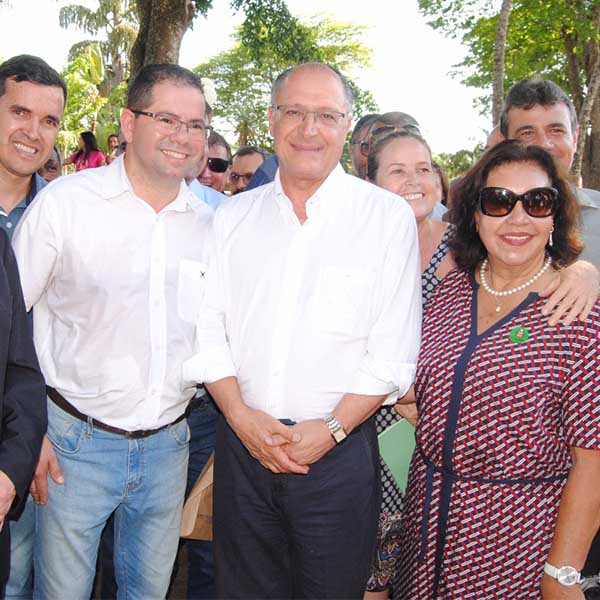 Prefeita de Paraguaçu recepciona Alckmin em Lutécia e faz reivindicações para o município