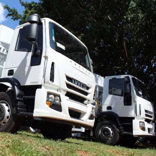 Prefeitura recebe mais dois veículos para atender melhor a população