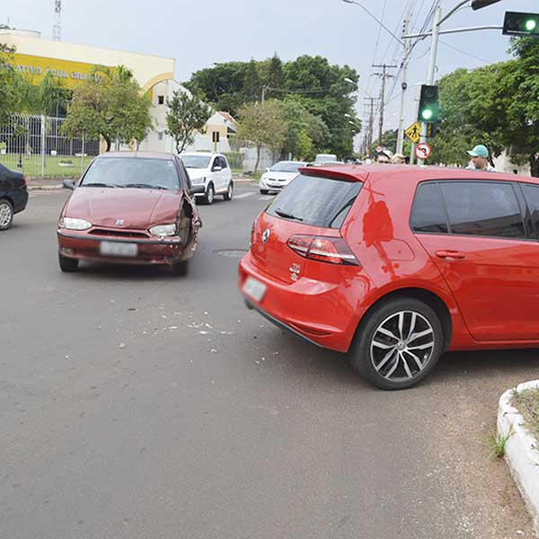 Motorista ultrapassa semáforo vermelho e causa acidente em Paraguaçu Paulista
