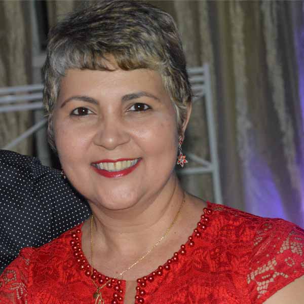 Vania Azevedo apaga velinhas nesta quinta