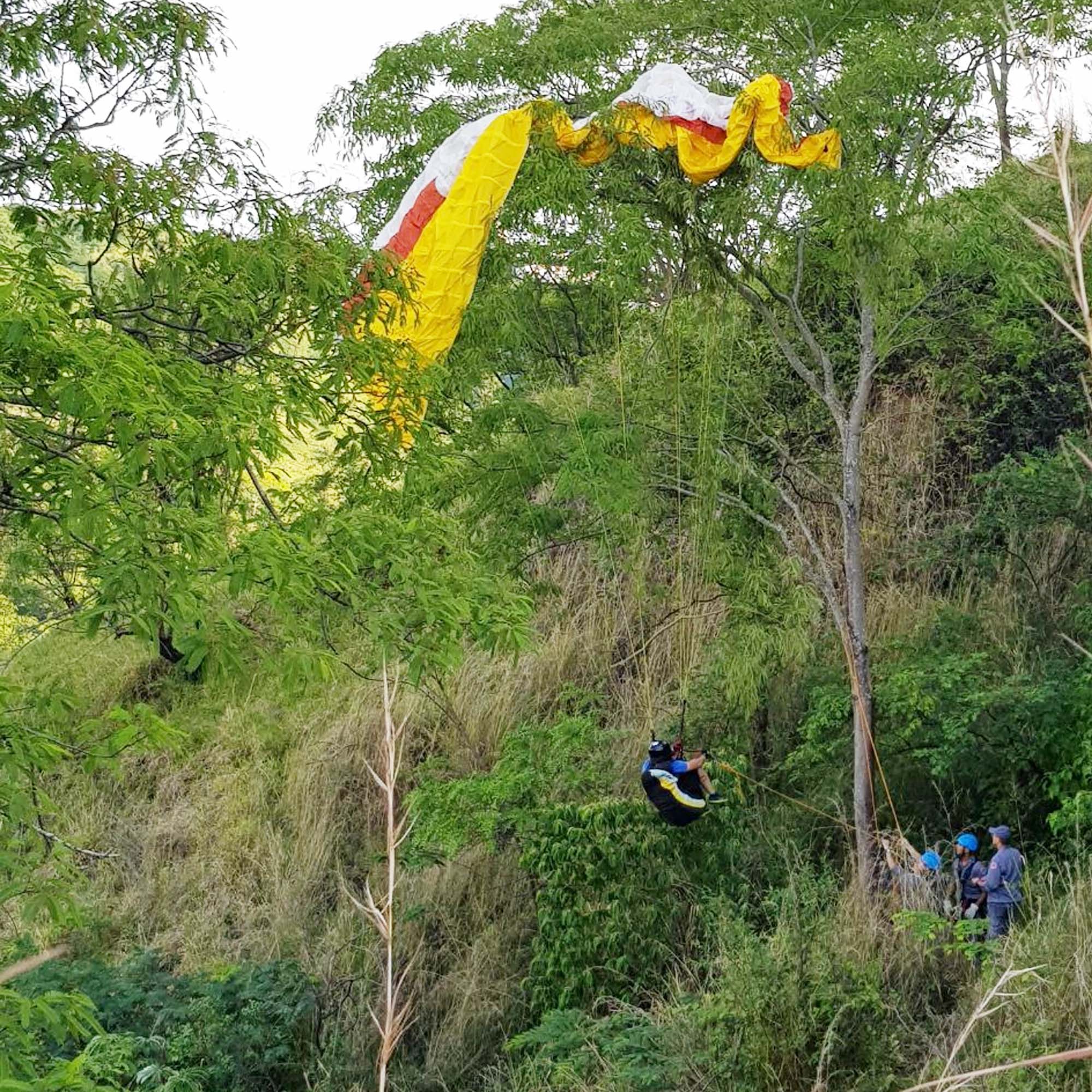 Parapente enrosca em árvore e bombeiros resgatam homem a 20 metros de altura em Marília